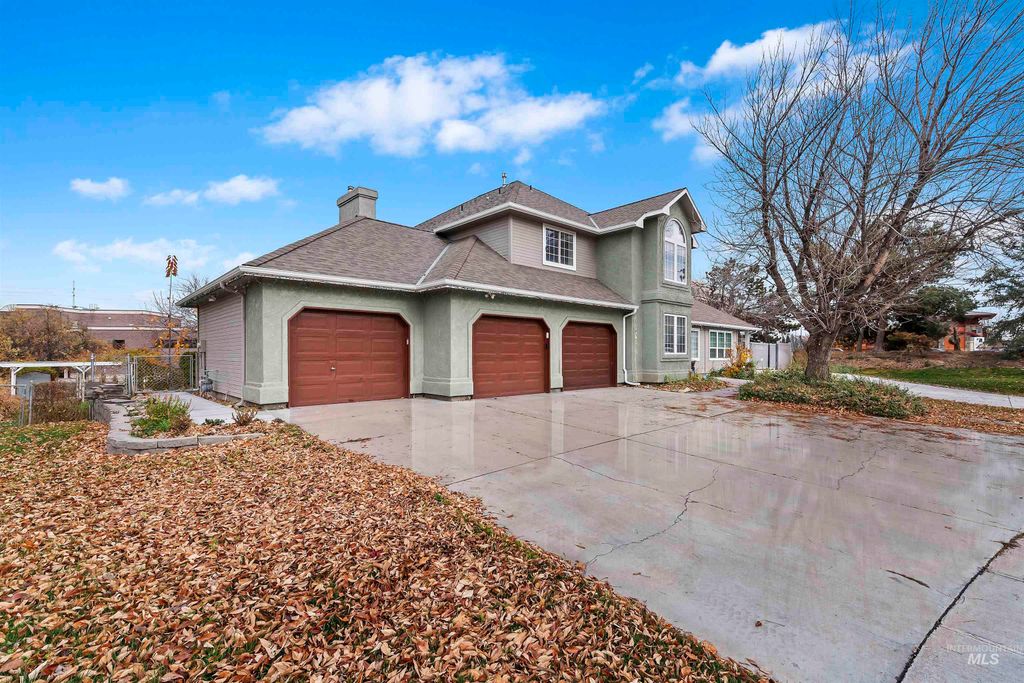 Photo of 3160 E Springwood Dr, Meridian, ID 83642 (MLS # 98961988)