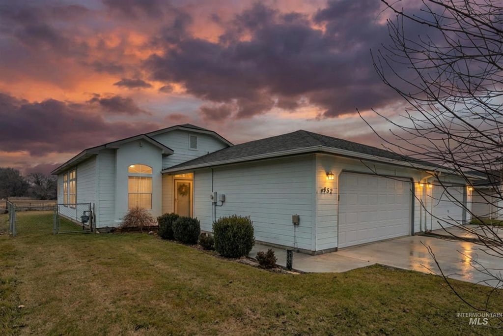 Photo of 352 S Valley Drive, Nampa, ID 83686 (MLS # 98972566)