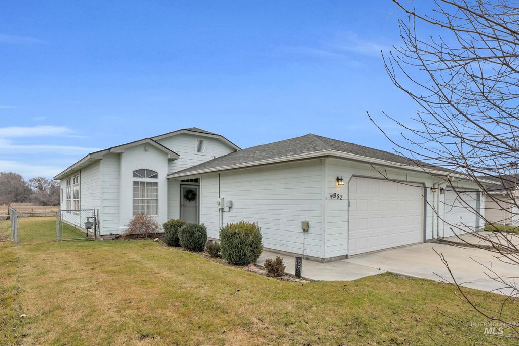 Photo of 352 S Valley Drive, Nampa, ID 83686 (MLS # 98972566)