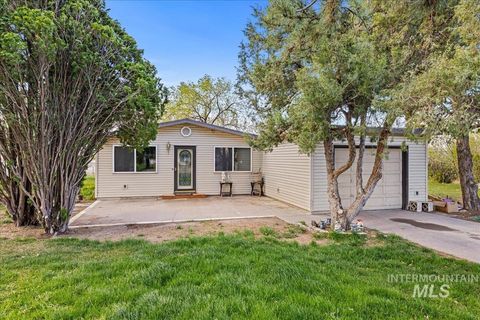 Photo of 1267 NW Beaman St, Mountain Home, ID 83647 (MLS # 98975353)