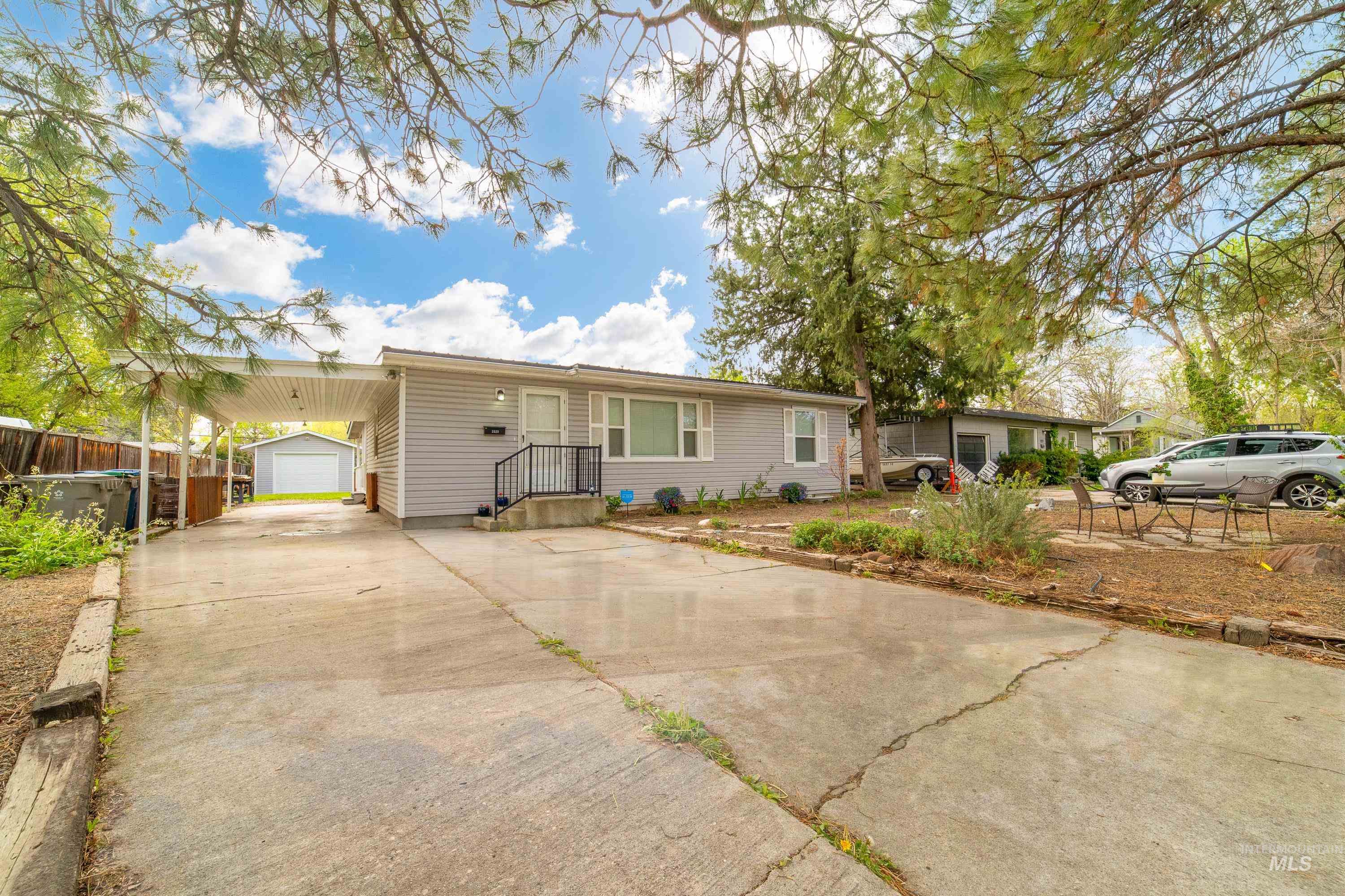 2223 W Spaulding St