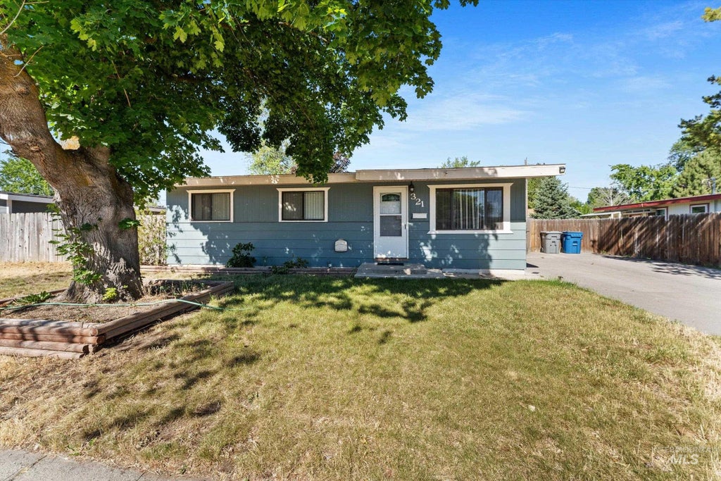 Photo of 321 N 4th W, Mountain Home, ID 83647 (MLS # 98990360)