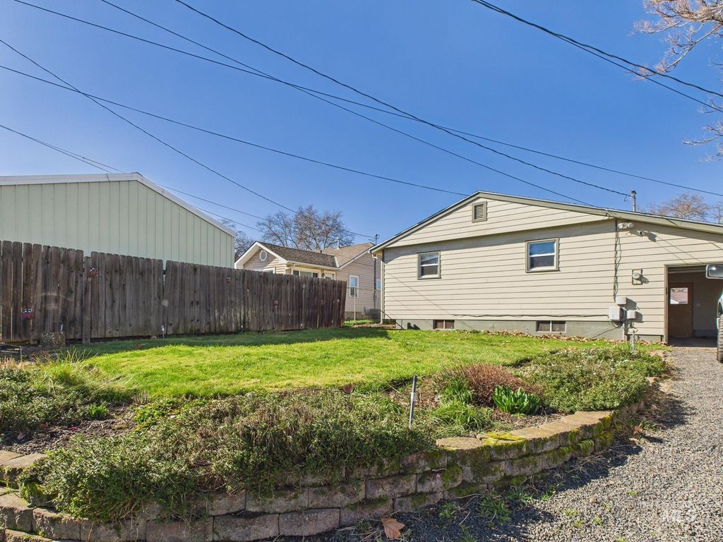 Photo of 1311 17th St, Lewiston, ID 83501 (MLS # 98976496)