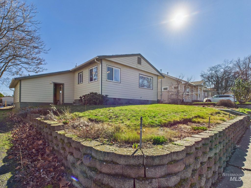 Photo of 1311 17th St, Lewiston, ID 83501 (MLS # 98976496)