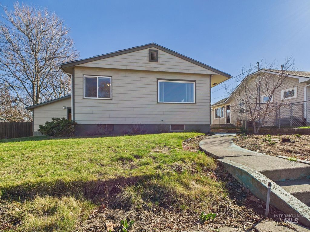 Photo of 1311 17th St, Lewiston, ID 83501 (MLS # 98976496)