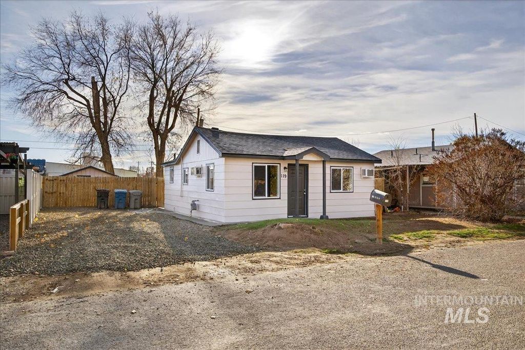 Photo of 119 Holly St, Caldwell, ID 83605 (MLS # 98969101)