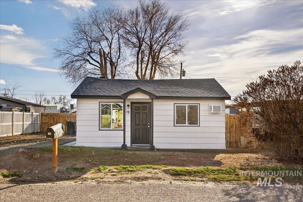 Photo of 119 Holly St, Caldwell, ID 83605 (MLS # 98969101)
