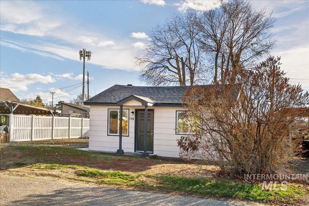 Photo of 119 Holly St, Caldwell, ID 83605 (MLS # 98969101)