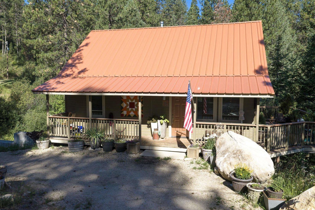 Photo of 70 Castle Mountain Dr, Garden Valley, ID 83622 (MLS # 98984717)