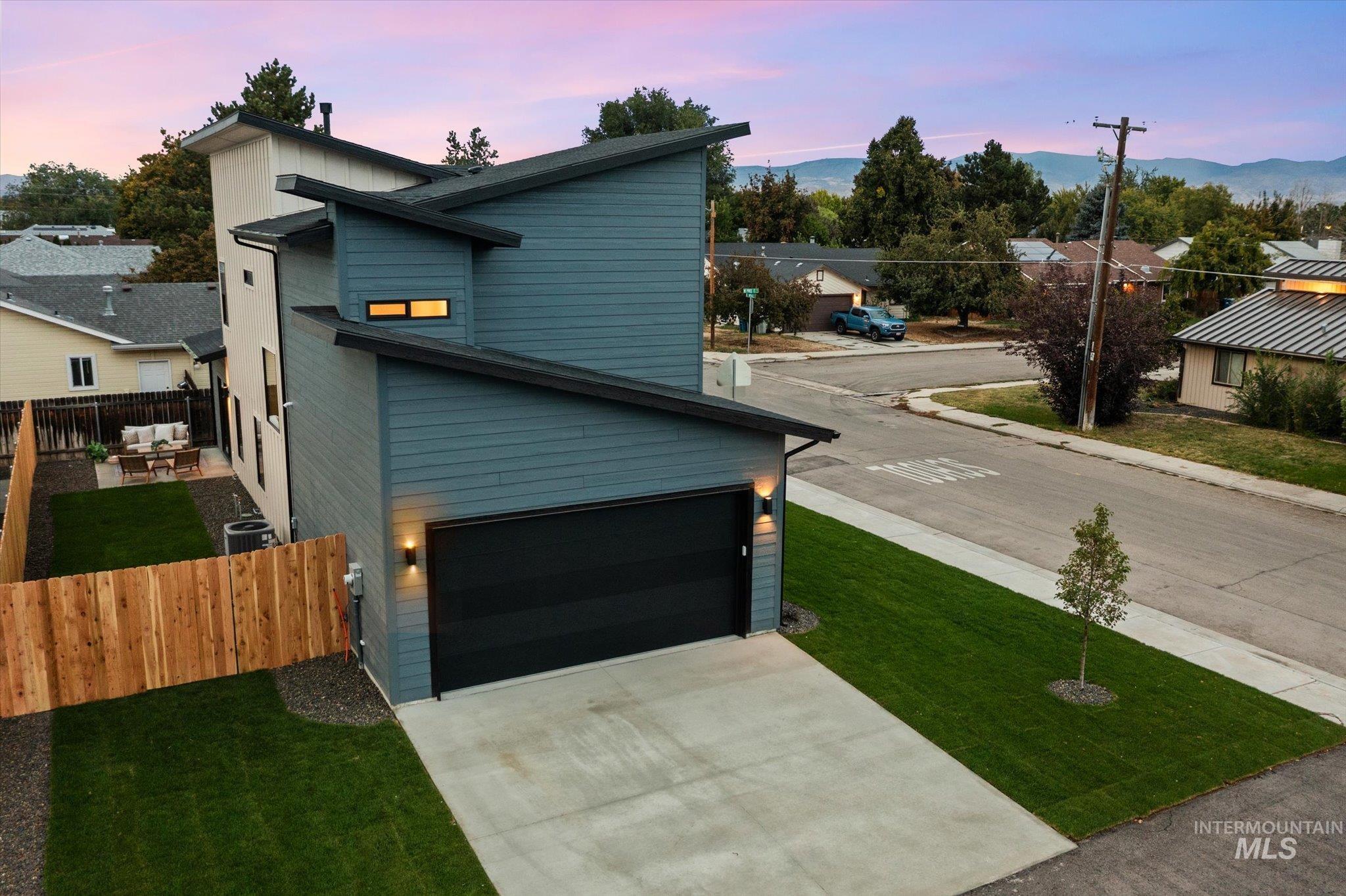 View of front facade featuring driveway