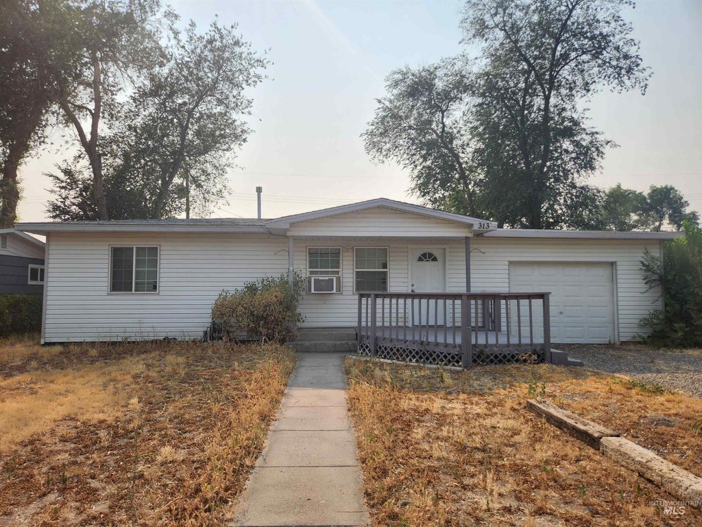 Photo of 313 Baker Drive, Mountain Home, ID 83647 (MLS # 98995438)