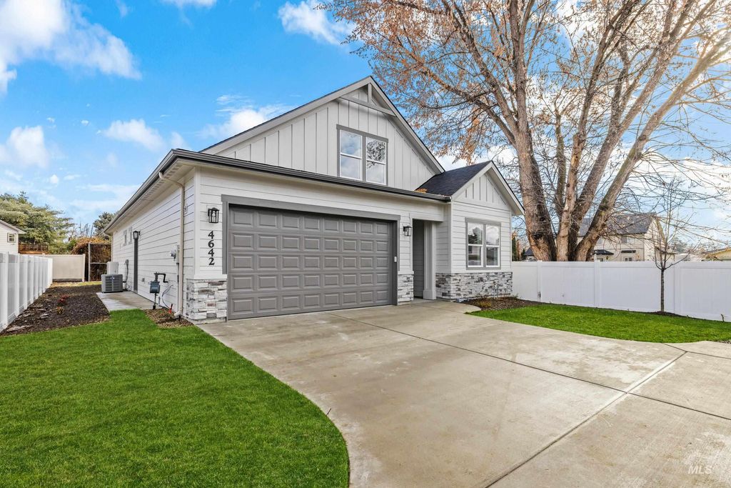 Photo of 4642 N Maple Grove Rd, Boise, ID 83704 (MLS # 98974739)