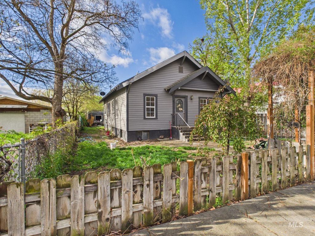 Photo of 611 E 2nd St, Emmett, ID 83617 (MLS # 98982567)