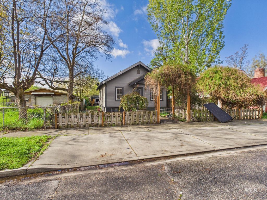 Photo of 611 E 2nd St, Emmett, ID 83617 (MLS # 98982567)