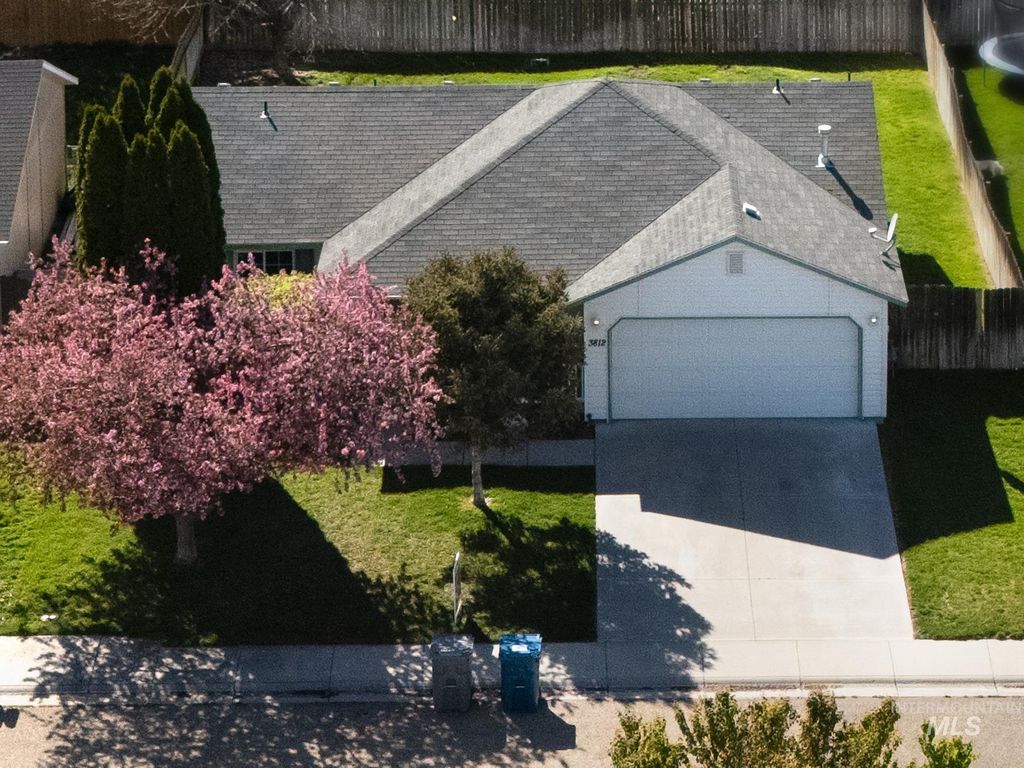 Photo of 3812 Bismark Ave, Caldwell, ID 83605 (MLS # 98982006)