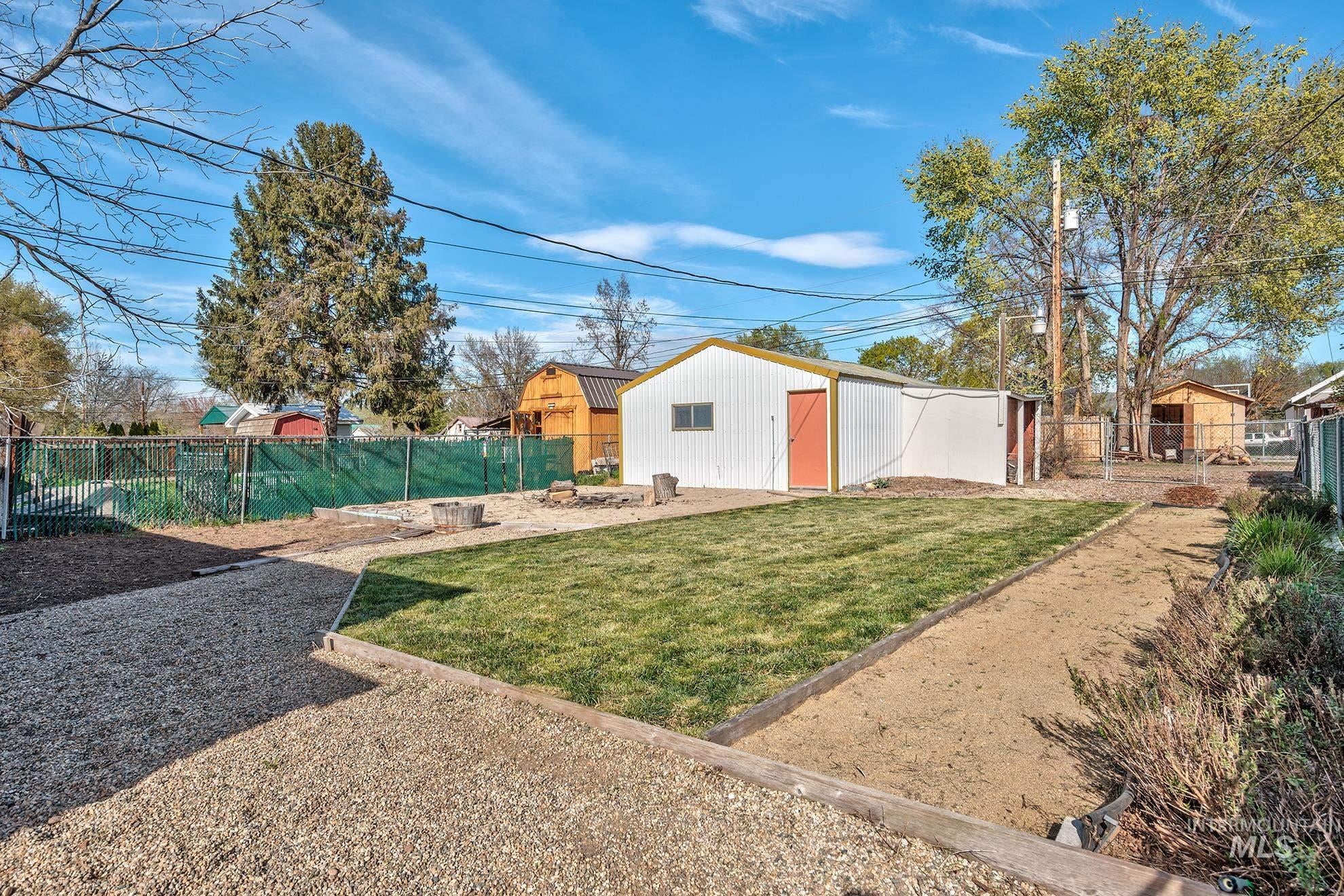 View of yard featuring an outbuilding
