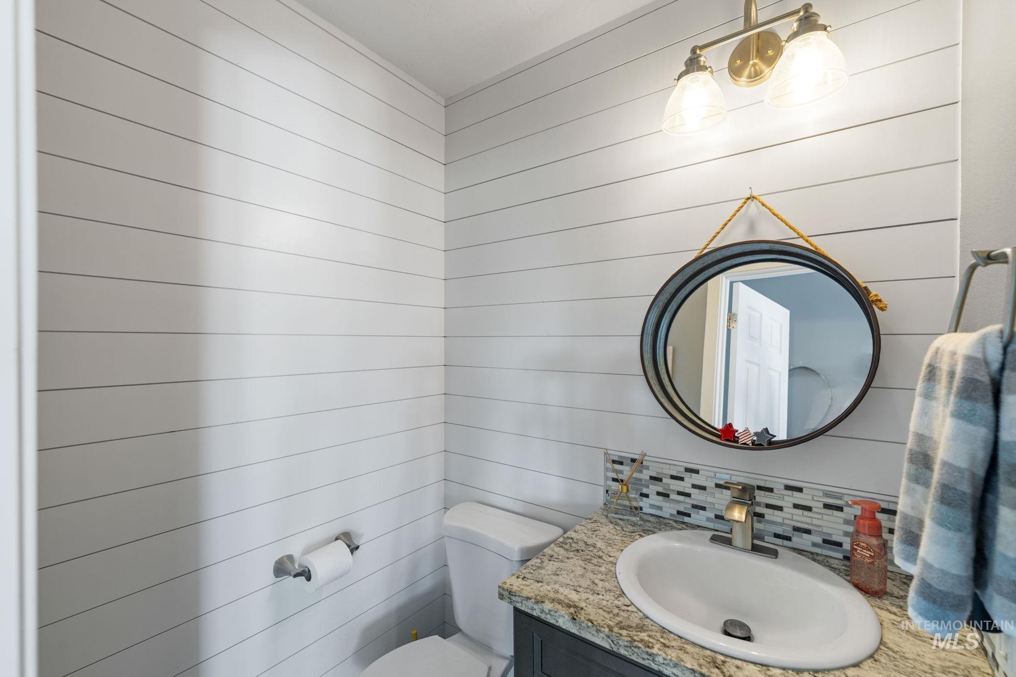 Bathroom with vanity and backsplash