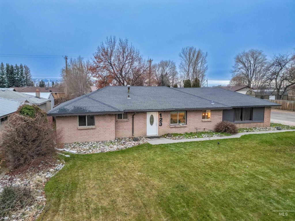 Photo of 123 S 9th St, Rupert, ID 83350 (MLS # 98969181)