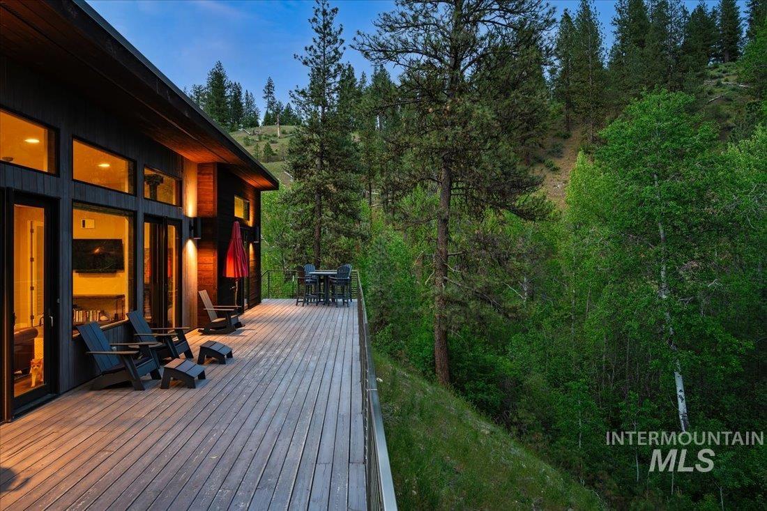 Deck featuring outdoor dining space