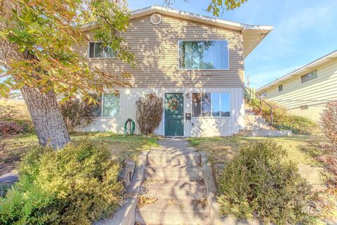 Photo of 1017 16th Ave, Lewiston, ID 83501 (MLS # 98965488)