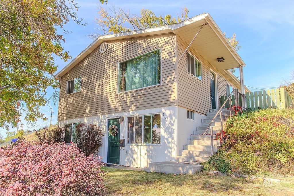 Photo of 1017 16th Ave, Lewiston, ID 83501 (MLS # 98965488)