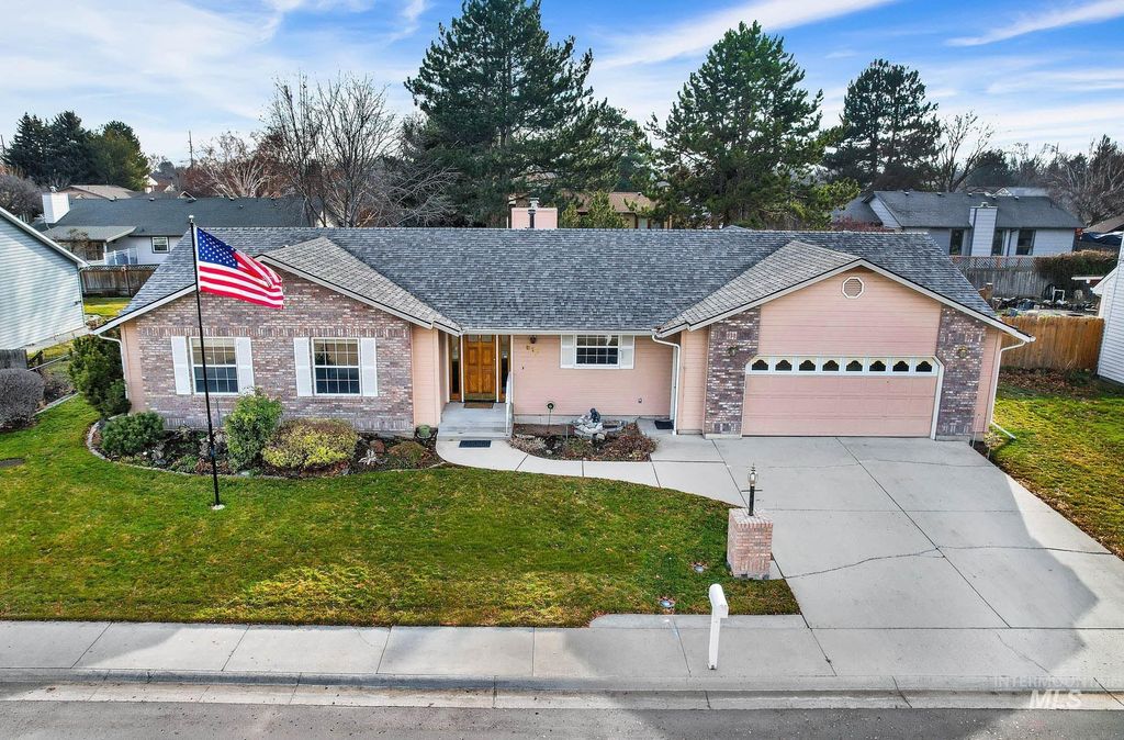 Photo of 613 W Bridger Ave, Nampa, ID 83651 (MLS # 98971862)