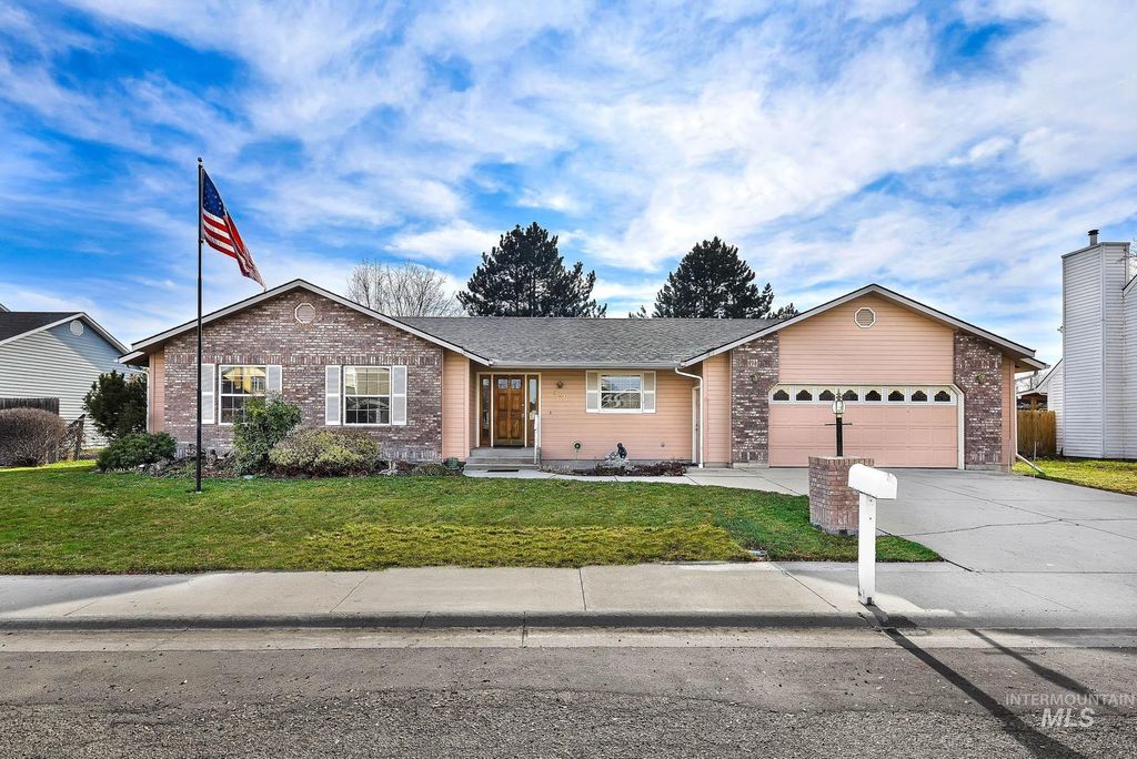 Photo of 613 W Bridger Ave, Nampa, ID 83651 (MLS # 98971862)