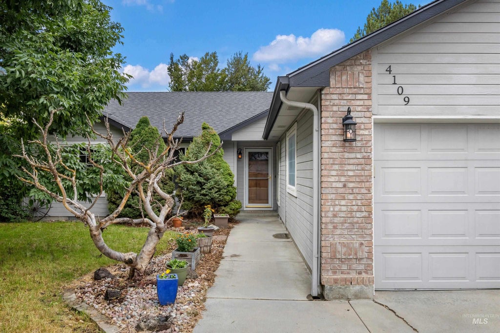 Photo of 4109 N Eiguren Place, Boise, ID 83703 (MLS # 99000025)