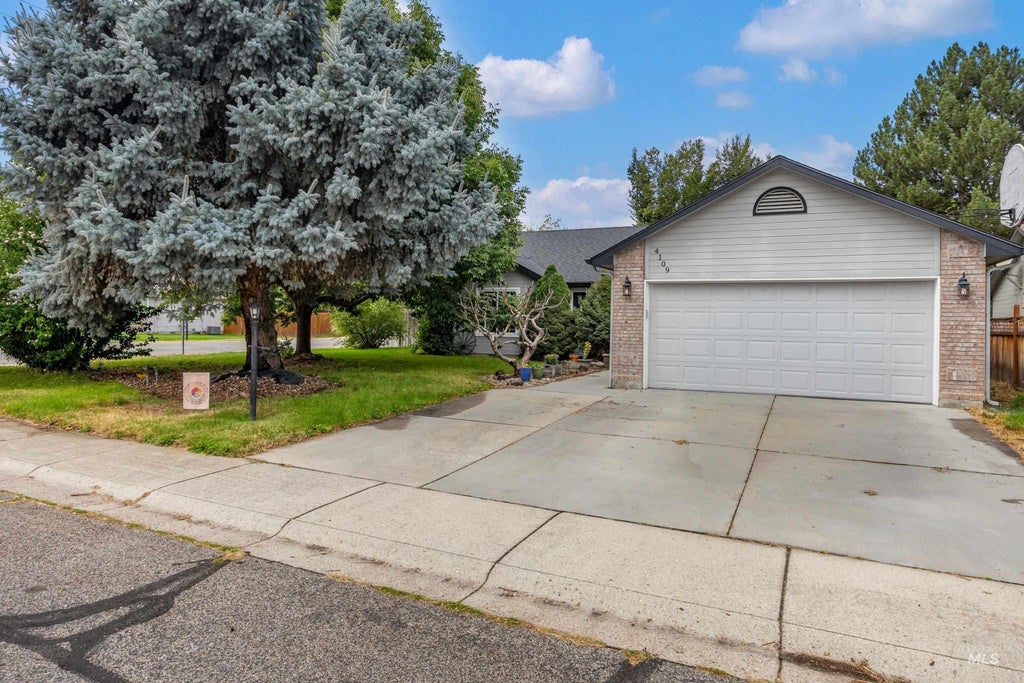 Photo of 4109 N Eiguren Place, Boise, ID 83703 (MLS # 99000025)