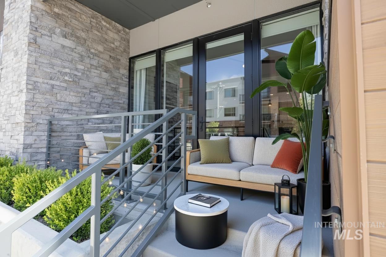 Balcony featuring an outdoor hangout area