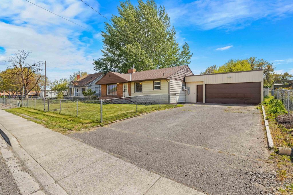 Photo of 1357 Chesnut St, Clarkston, WA 99403 (MLS # 98983970)