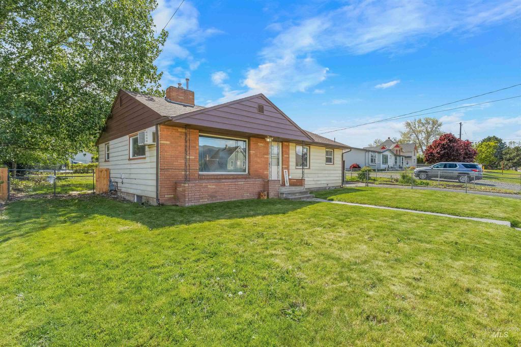 Photo of 1357 Chesnut St, Clarkston, WA 99403 (MLS # 98983970)