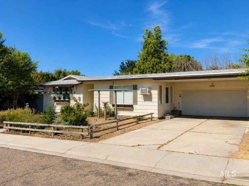 Photo of 73 N Elijah Dr, Nampa, ID 83651 (MLS # 98992703)
