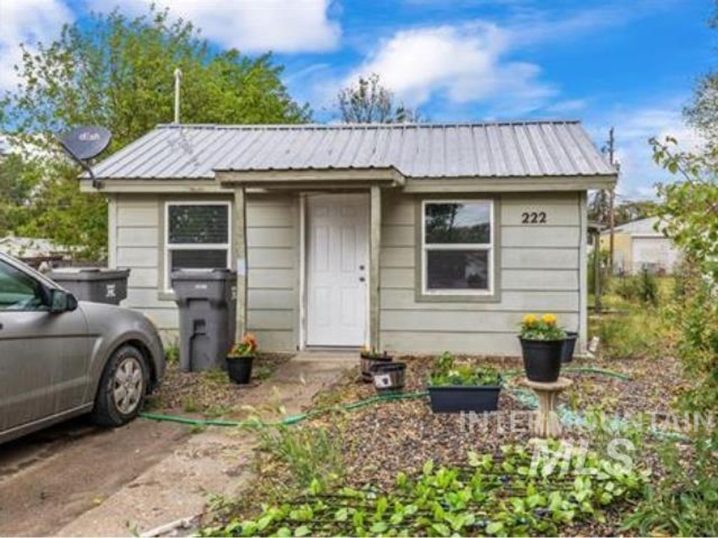 Photo of 222 W Owyhee Ave, Homedale, ID 83628 (MLS # 98985273)