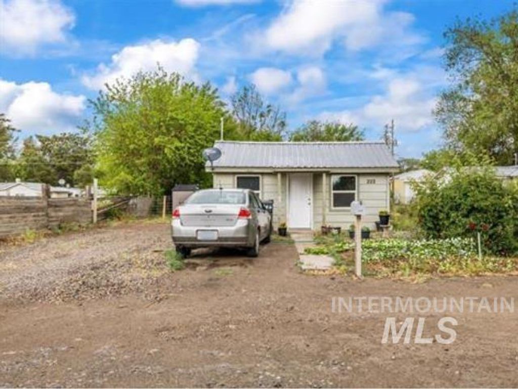 Photo of 222 W Owyhee Ave, Homedale, ID 83628 (MLS # 98985273)
