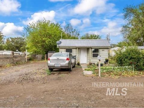Photo of 222 W Owyhee Ave, Homedale, ID 83628 (MLS # 98985273)
