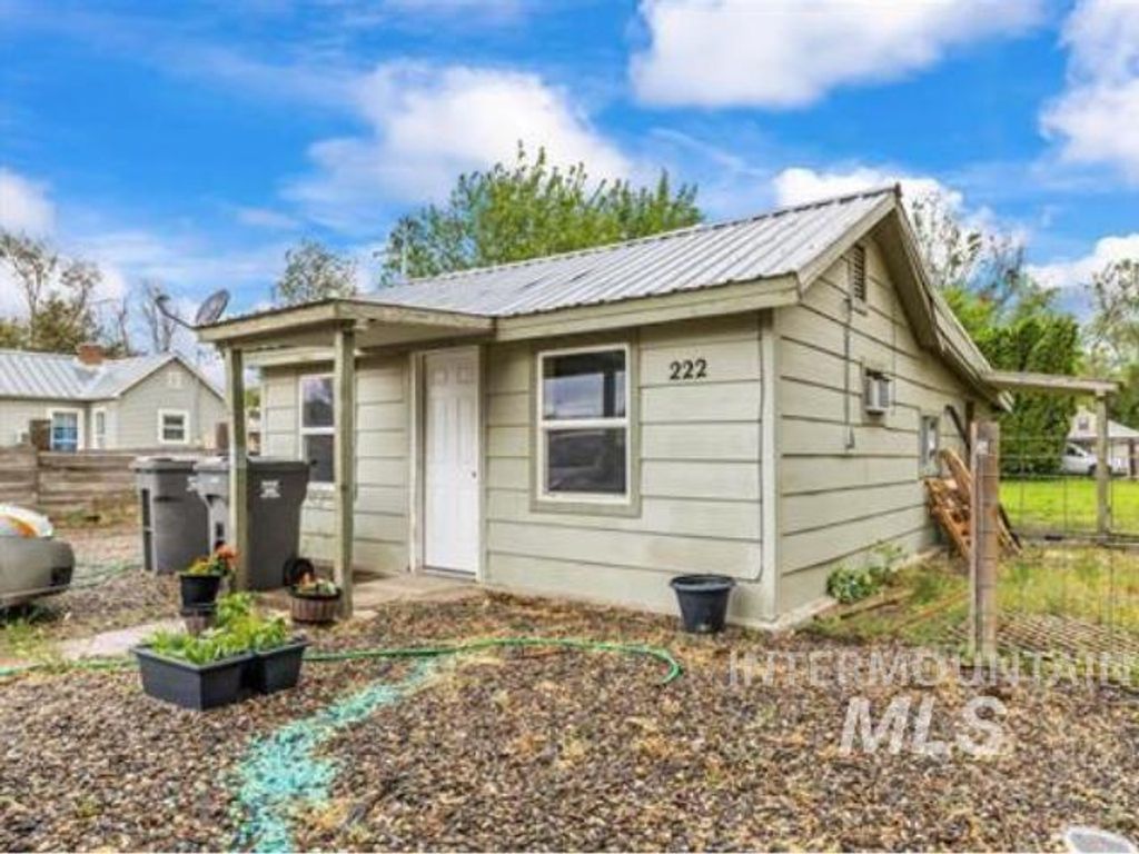 Photo of 222 W Owyhee Ave, Homedale, ID 83628 (MLS # 98985273)
