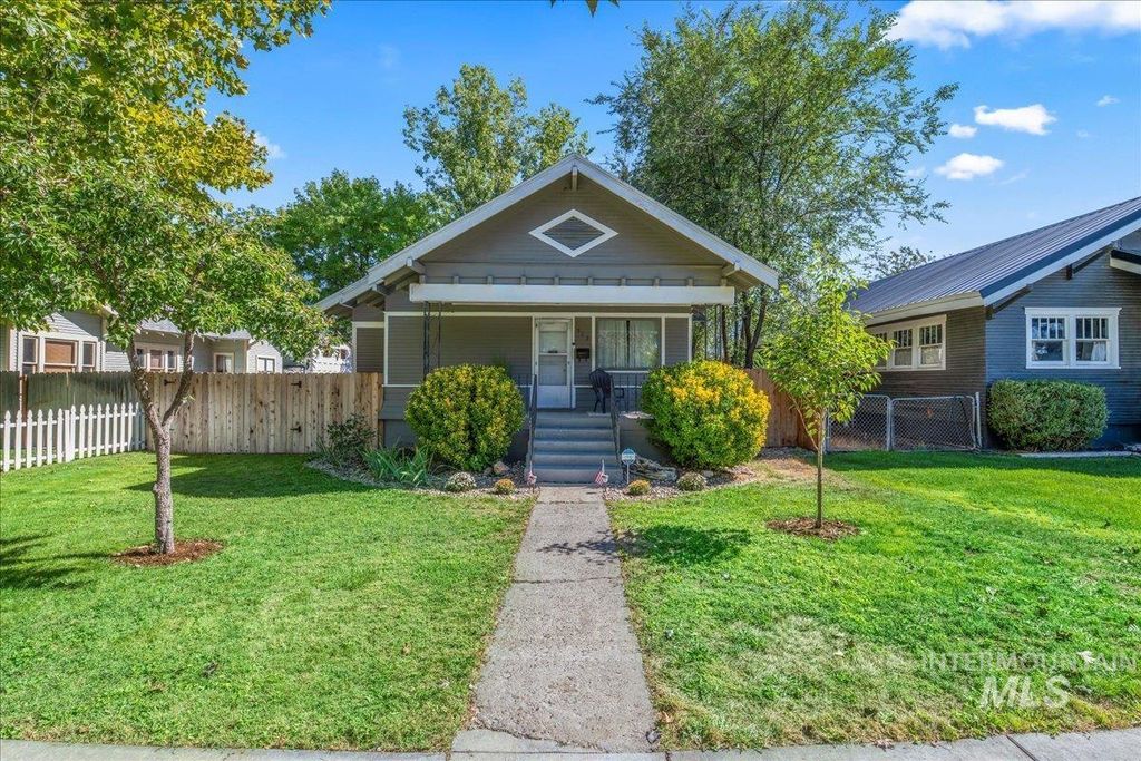 Photo of 512 9th Ave S Ave, Nampa, ID 83651 (MLS # 98976132)