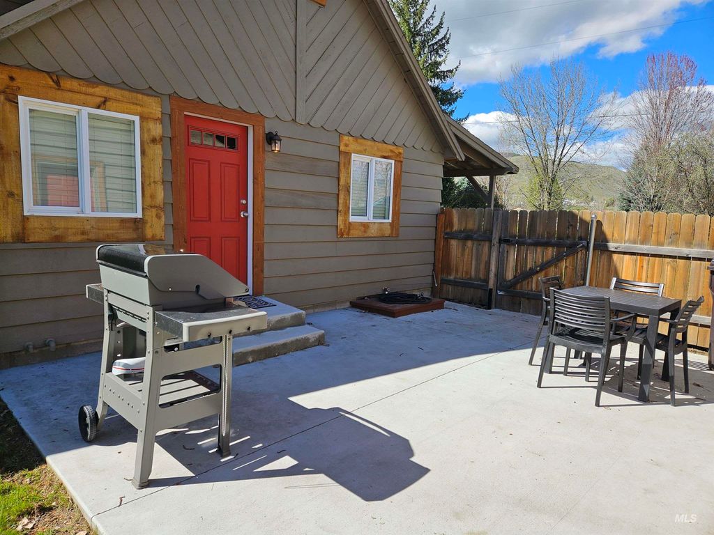 Photo of 115 Locust St, Horseshoe Bend, ID 83629 (MLS # 98980604)