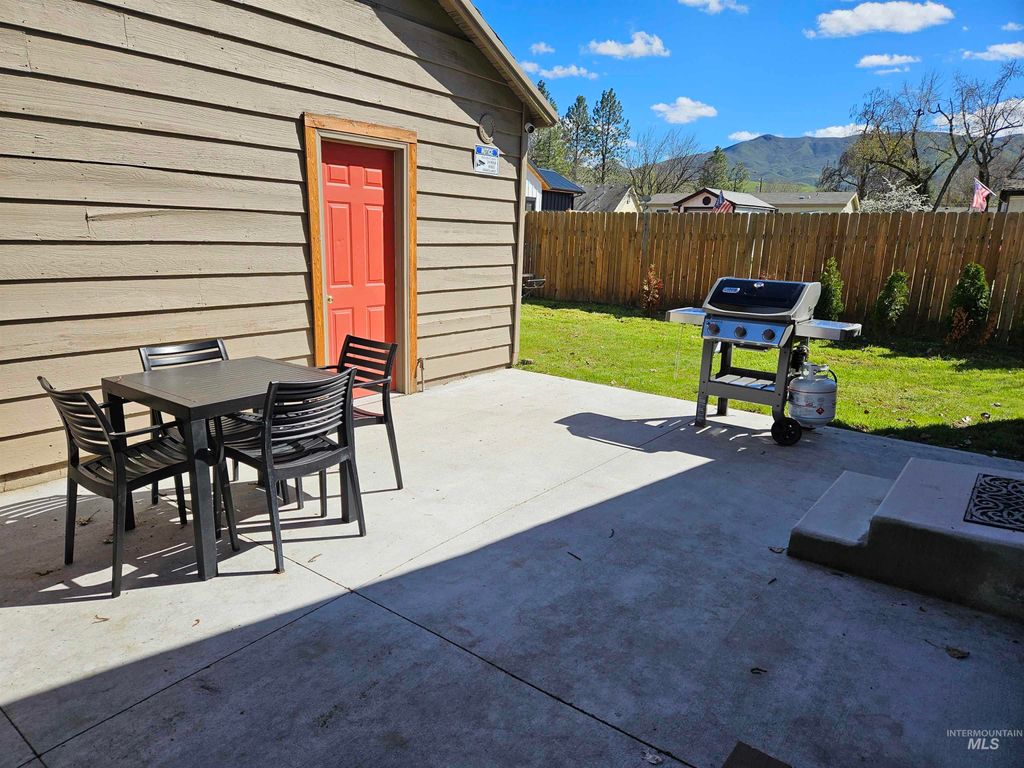 Photo of 115 Locust St, Horseshoe Bend, ID 83629 (MLS # 98980604)