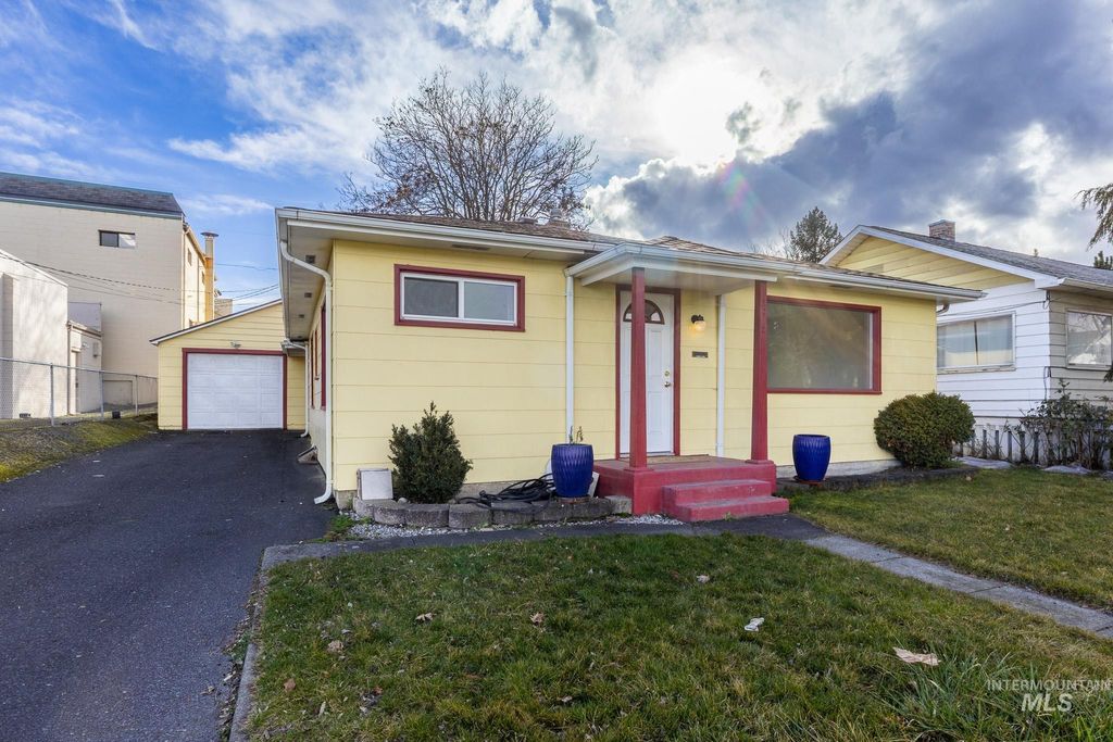 Photo of 2012 8th Ave, Lewiston, ID 83501 (MLS # 98976328)