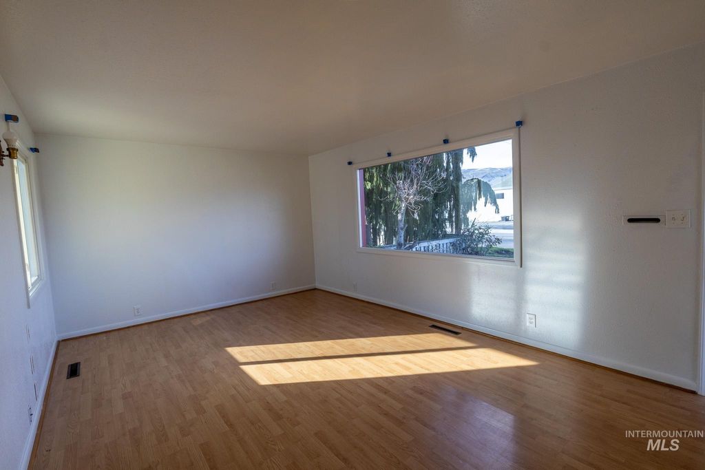 Photo of 2012 8th Ave, Lewiston, ID 83501 (MLS # 98976328)