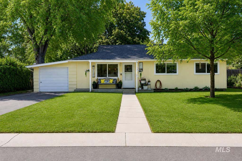 Photo of 5613 W Kootenai St, Boise, ID 83705 (MLS # 98989434)