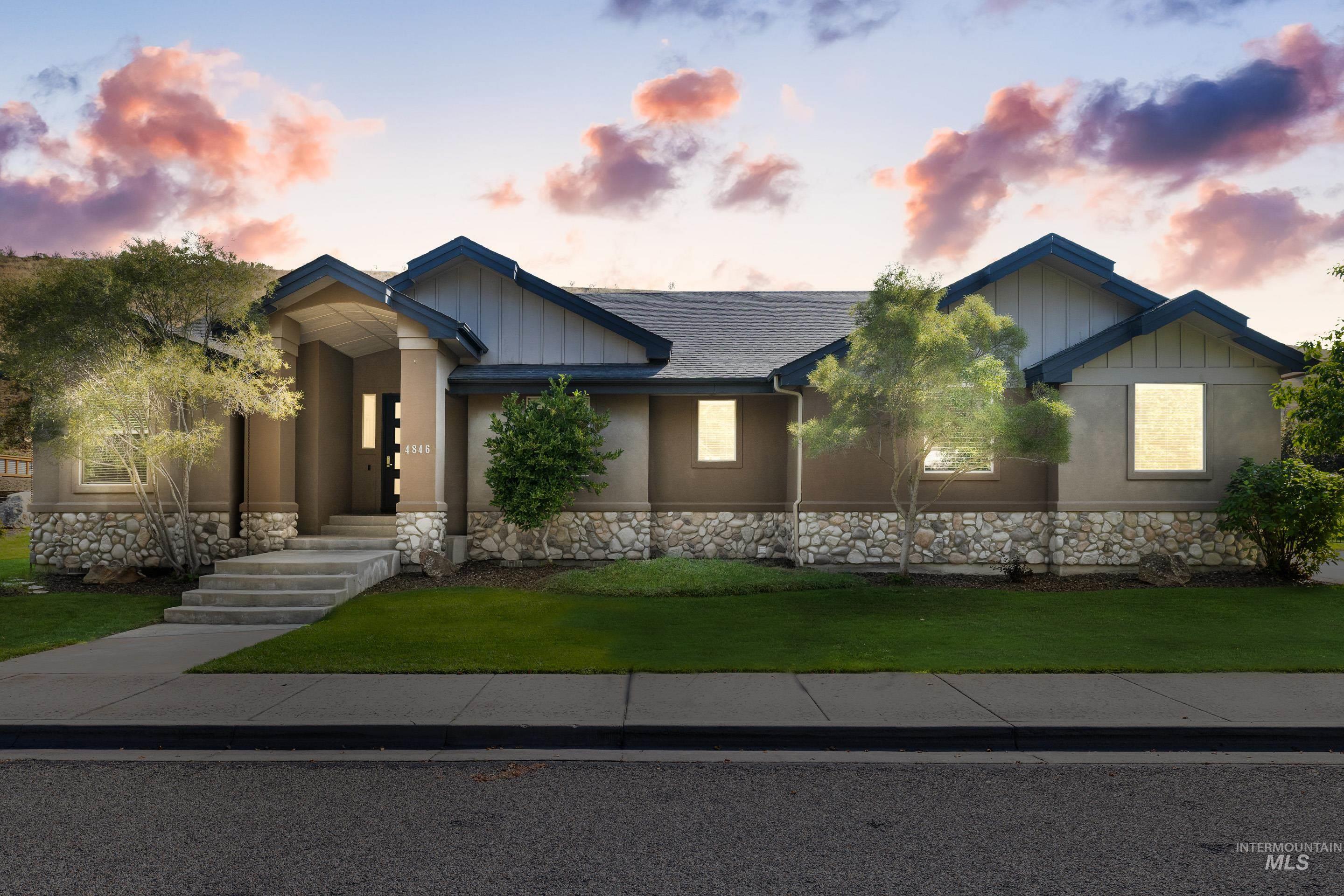 4846 N Arrow Villa Way