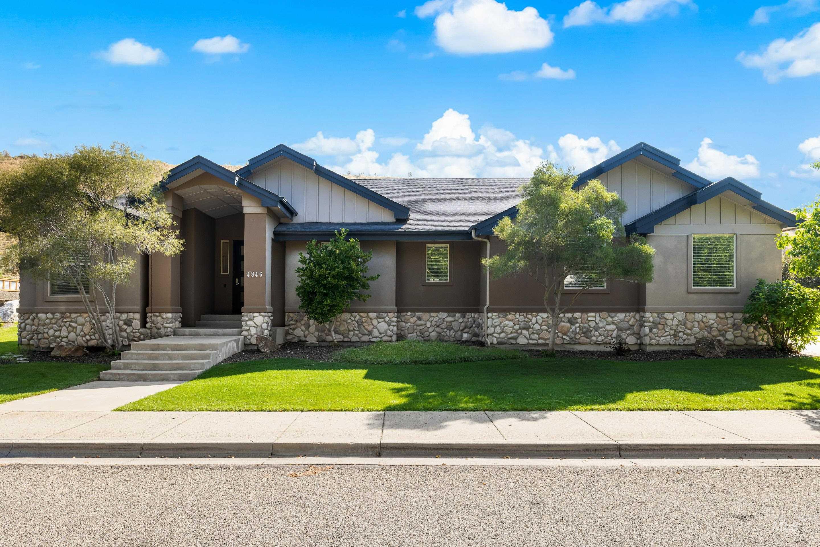 4846 N Arrow Villa Way