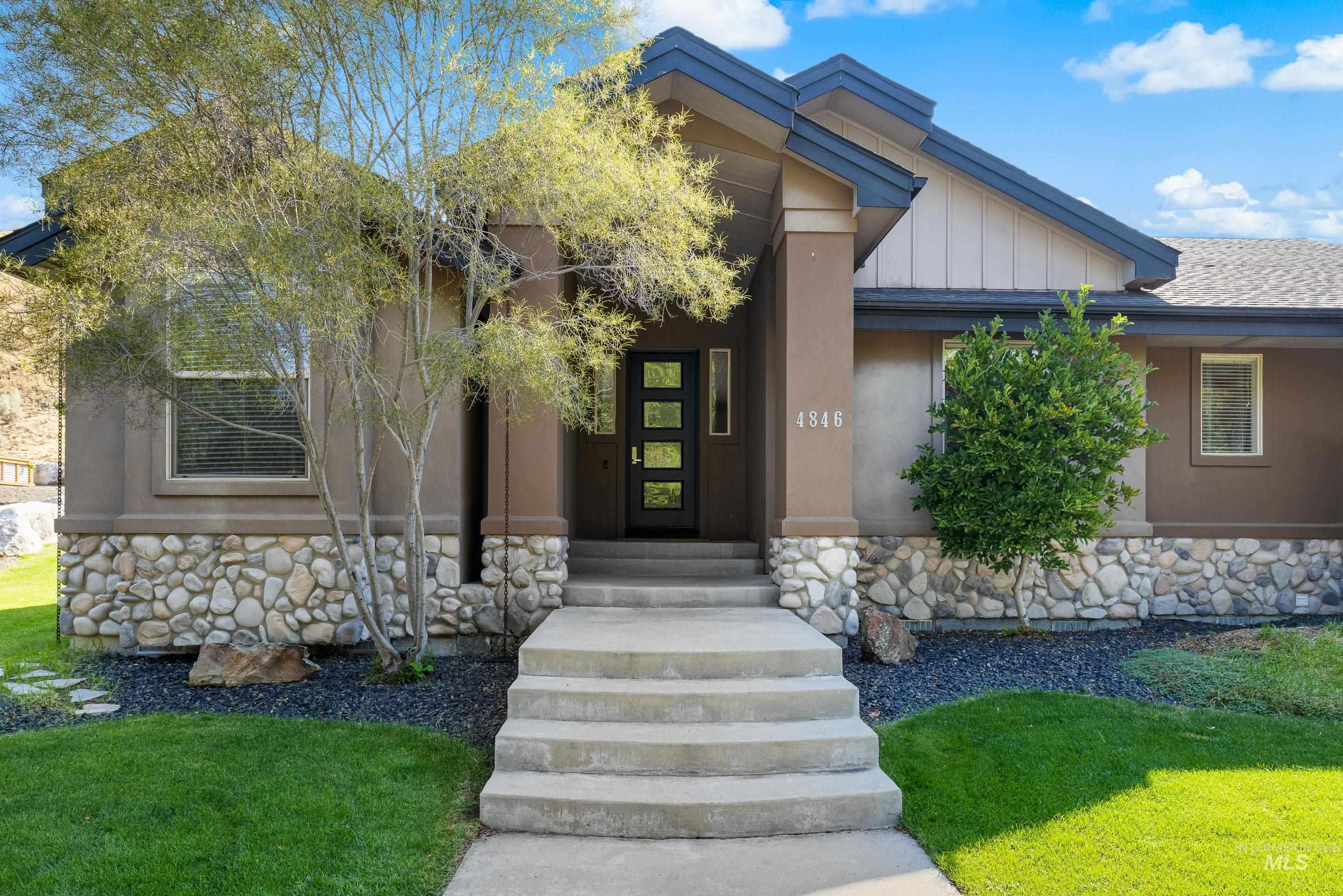 4846 N Arrow Villa Way