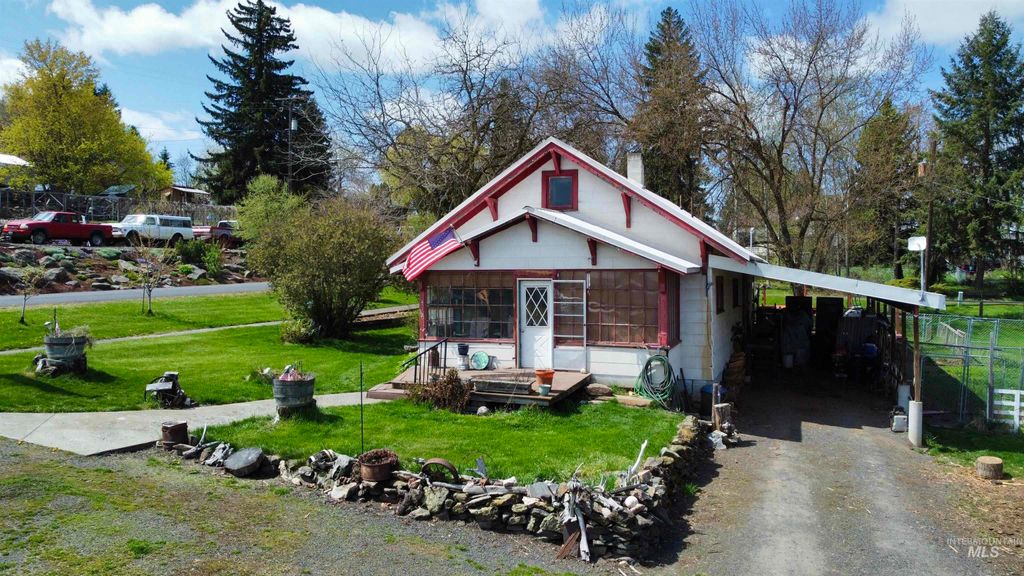 Photo of 412 Walnut St, Nezperce, ID 83543 (MLS # 98973420)