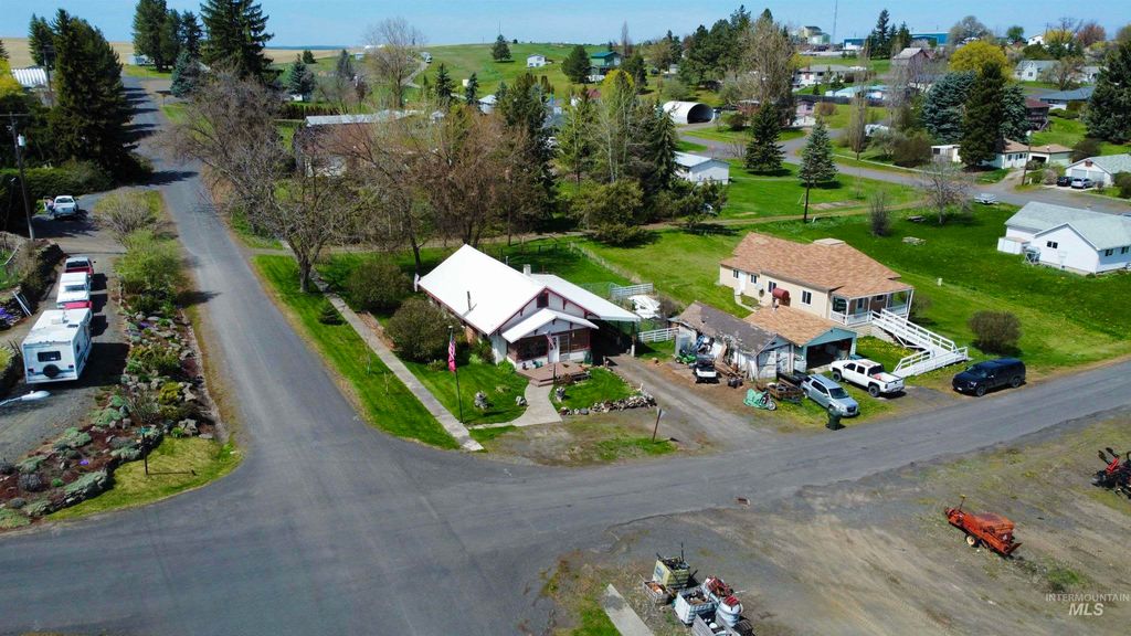 Photo of 412 Walnut St, Nezperce, ID 83543 (MLS # 98973420)