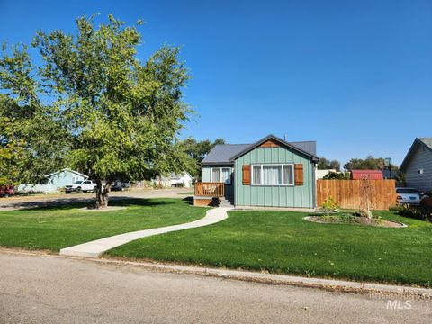 Photo of 524 N 4th Street, Nyssa, OR 97913 (MLS # 98962956)