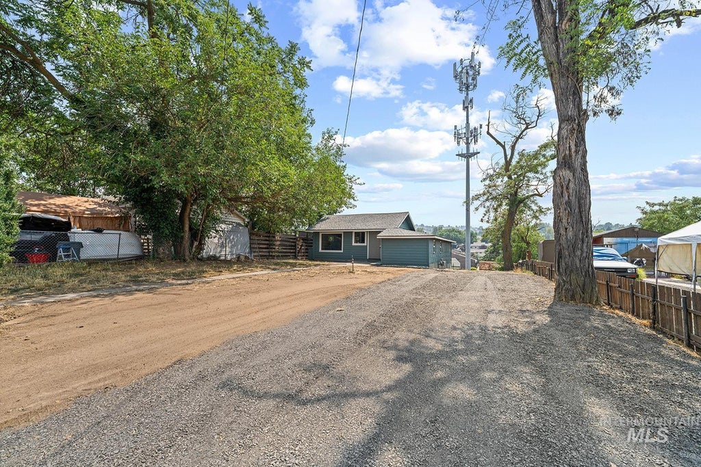 Photo of 708 15th Avenue, Lewiston, ID 83501 (MLS # 98995043)